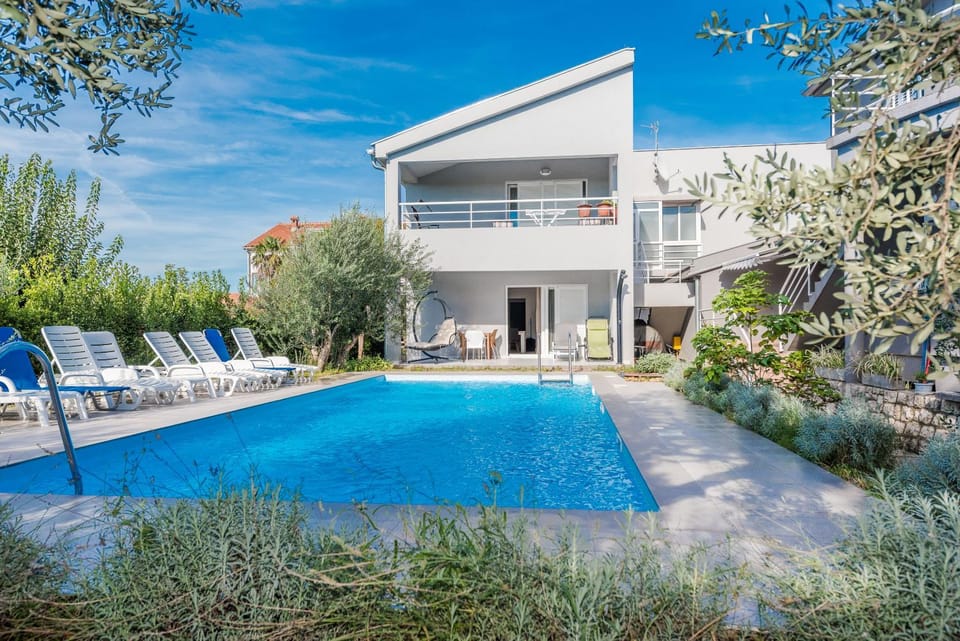 Property building, Day, Swimming pool