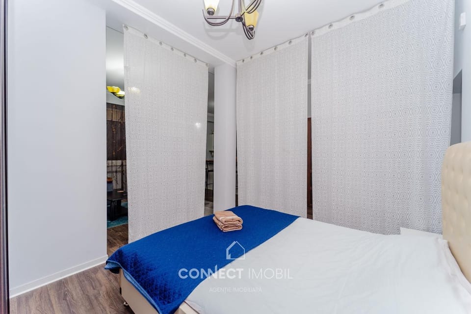 Bed, towels
