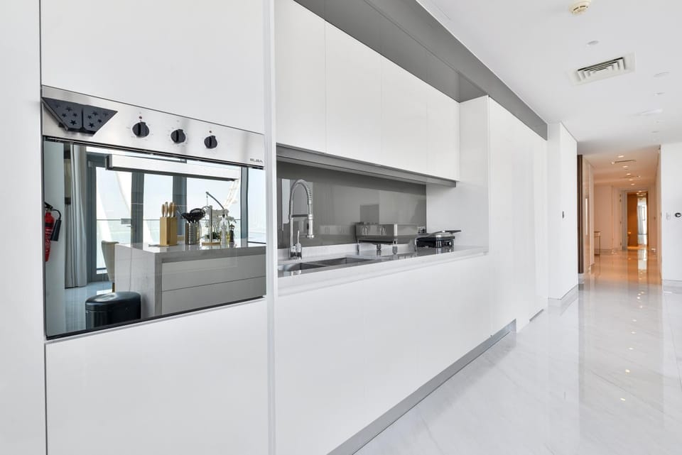 Kitchen or kitchenette, minibar