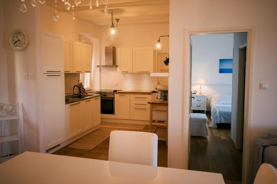 Kitchen or kitchenette, Seating area, Dining area