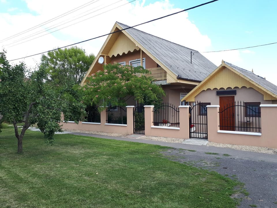 Property building, Facade/entrance, Day, Garden, Street view