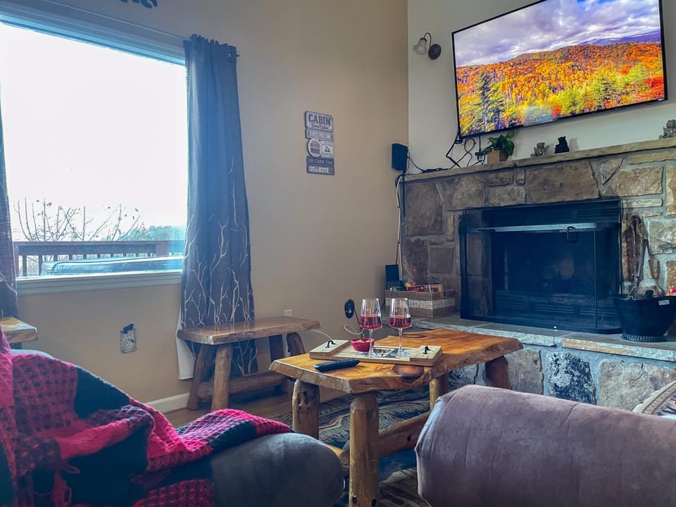 Heavenly View - Bear Themed Cabin, HotTub, Dog-Friendly, Near Gatlinburg Cabin in Chalet Village