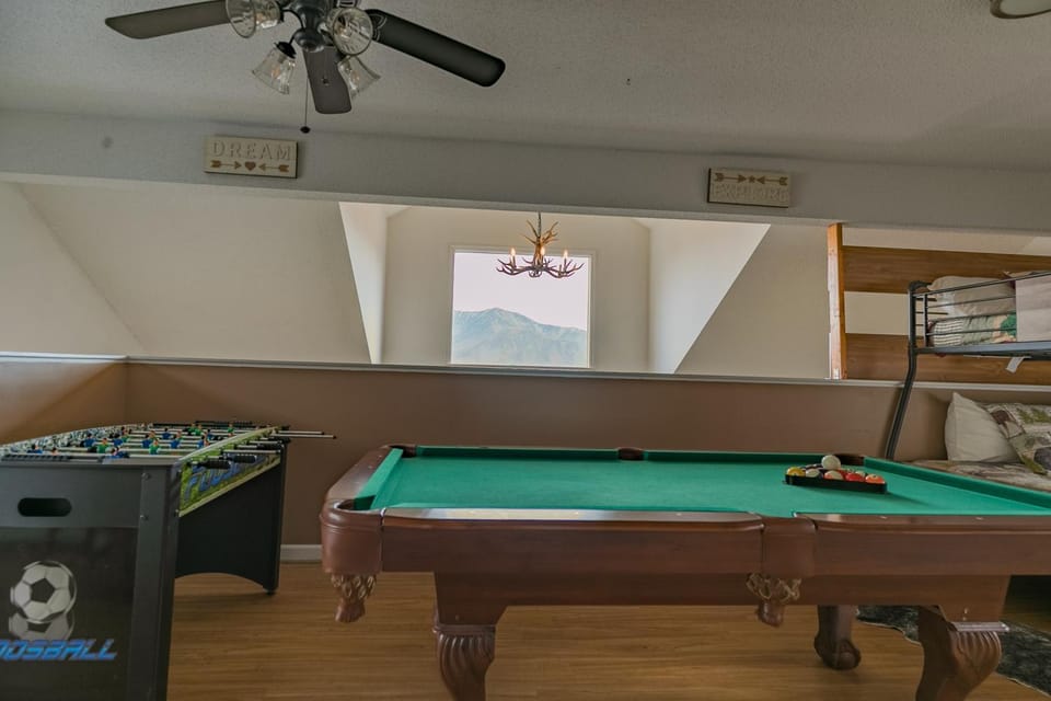 Heavenly View - Bear Themed Cabin, HotTub, Dog-Friendly, Near Gatlinburg Cabin in Chalet Village