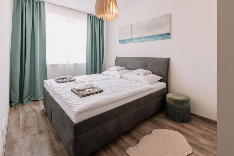 Photo of the whole room, Bedroom, towels