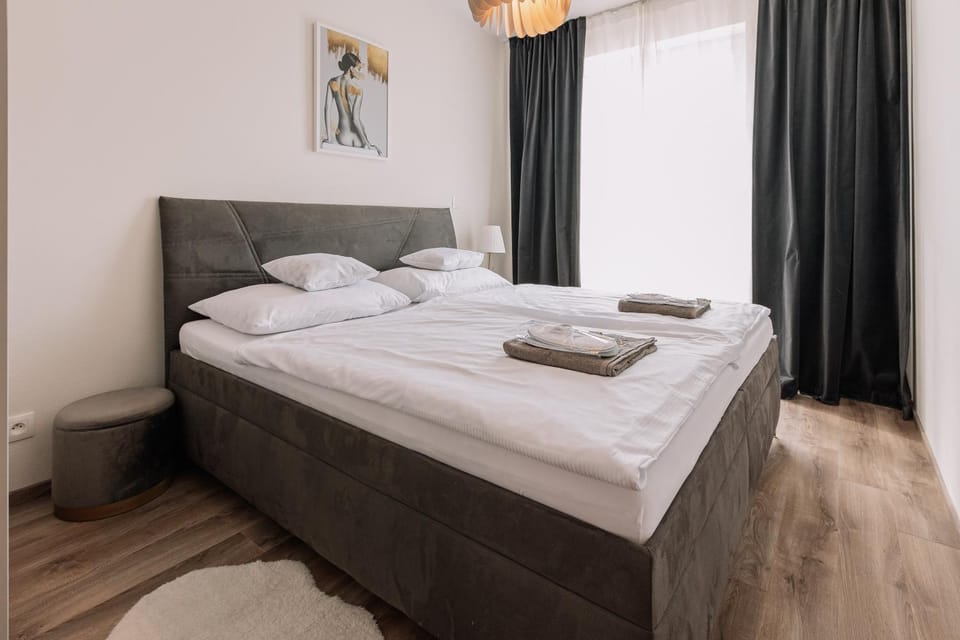Photo of the whole room, Bedroom, towels