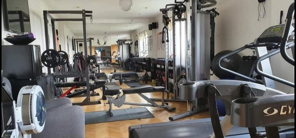 The Sleeping Dog Room at The Grumpy Schnauzer BnB Huge Room, Luxe Suite, Private Hot Tub, Breakfast, Gym, Games Room, Farm Stay, Amazing Bed and Breakfast in Coatbridge