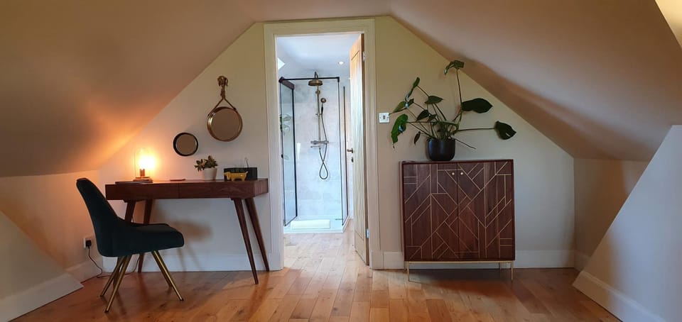 The Sleeping Dog Room at The Grumpy Schnauzer BnB Huge Room, Luxe Suite, Private Hot Tub, Breakfast, Gym, Games Room, Farm Stay, Amazing Bed and Breakfast in Coatbridge