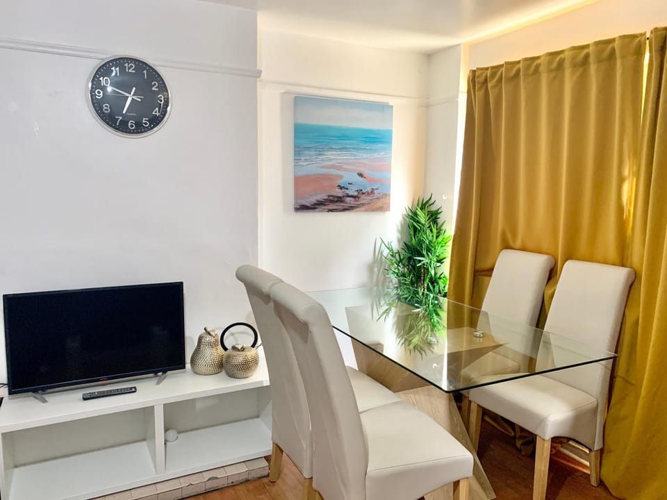 TV and multimedia, Living room, Seating area, Dining area, hair dresser