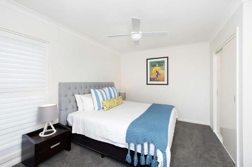 Bed, Photo of the whole room, Bedroom, fireplace