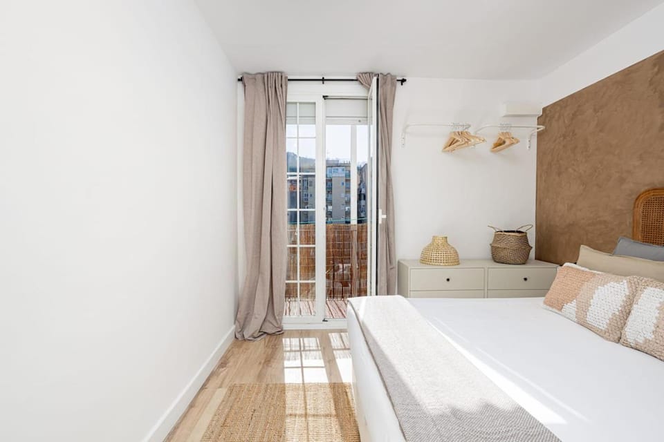 Walk To Las Ramblas Sun-filled&cozy Apartment in Barcelona