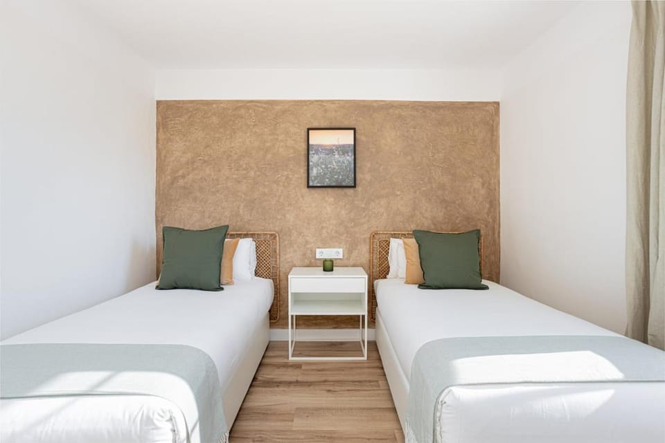 Walk To Las Ramblas Sun-filled&cozy Apartment in Barcelona