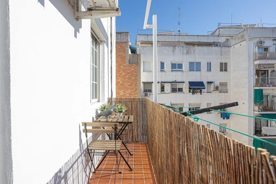 Walk To Las Ramblas Sun-filled&cozy Apartment in Barcelona