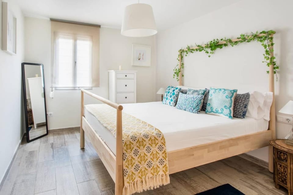 Charming Apartment With Vibrant Accents Apartment in L'Hospitalet de Llobregat