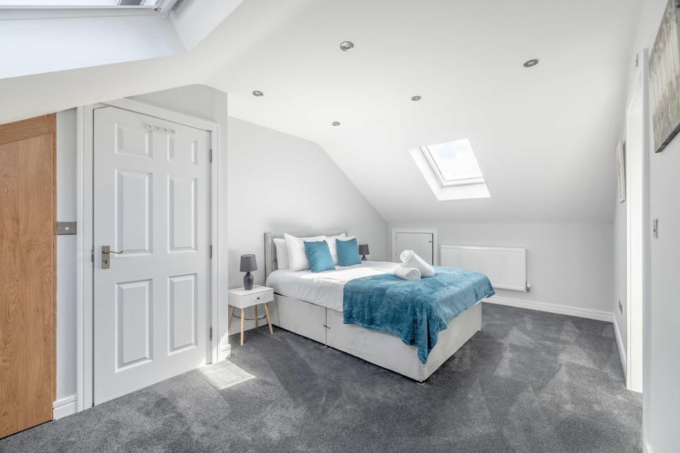 Spacious 4 Bed - Near Uxbridge, Heathrow & PARKING - By Tempstay House in Slough
