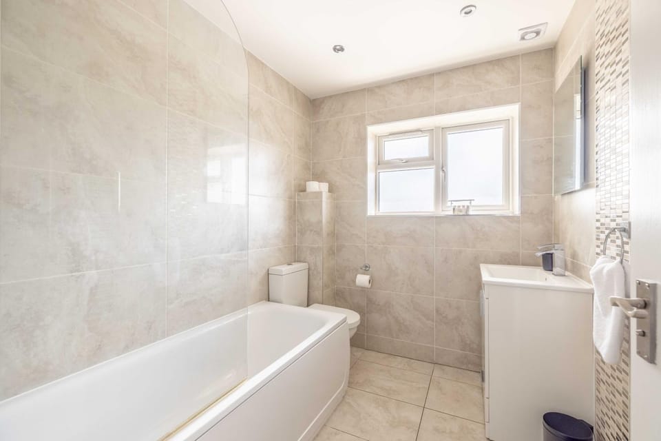 Spacious 4 Bed - Near Uxbridge, Heathrow & PARKING - By Tempstay House in Slough
