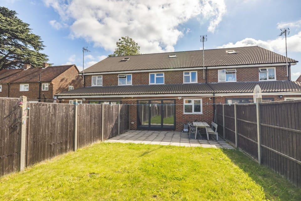 Spacious 4 Bed - Near Uxbridge, Heathrow & PARKING - By Tempstay House in Slough