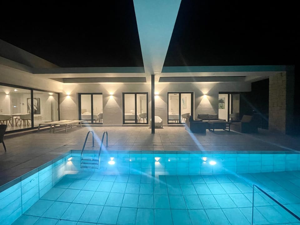 Property building, Balcony/Terrace, Swimming pool