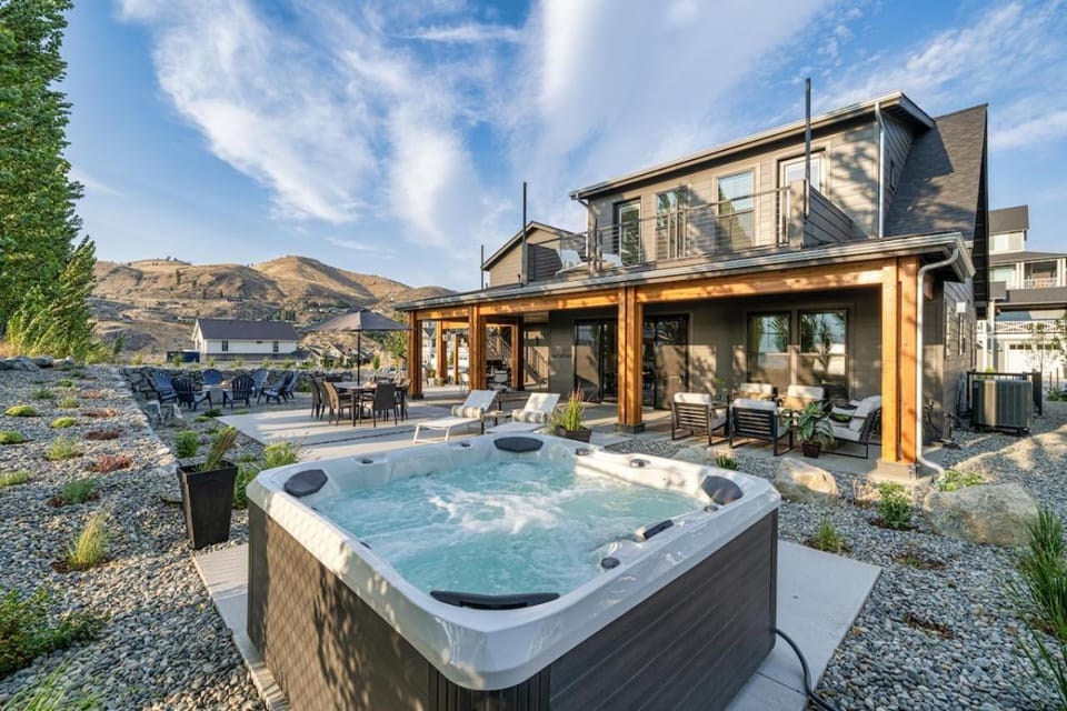 Summersalts #55 House in Chelan (In Town)