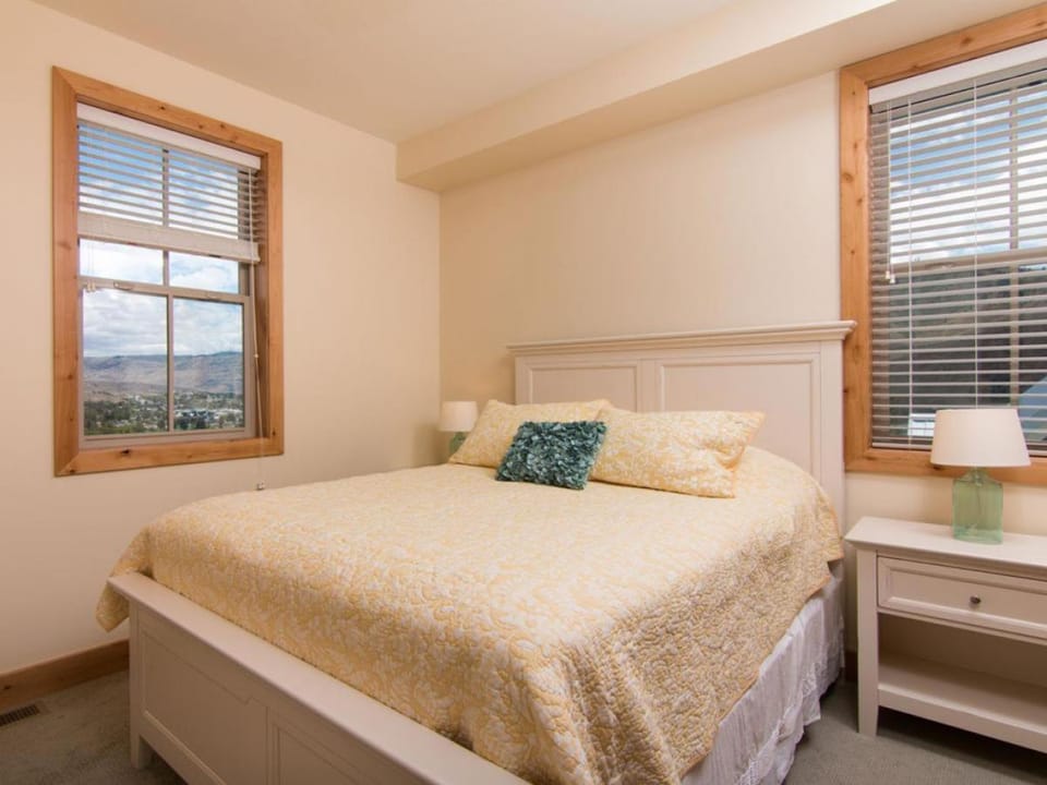 Chinook & Carriage House #2 House in Chelan (In Town)