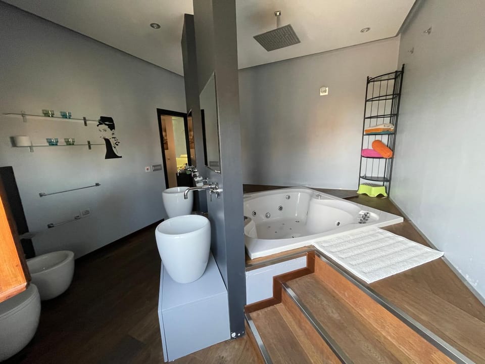 Hot Tub, Bathroom, Bath, towels