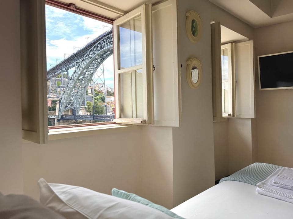 Bed, TV and multimedia, View (from property/room), Bedroom, City view, River view