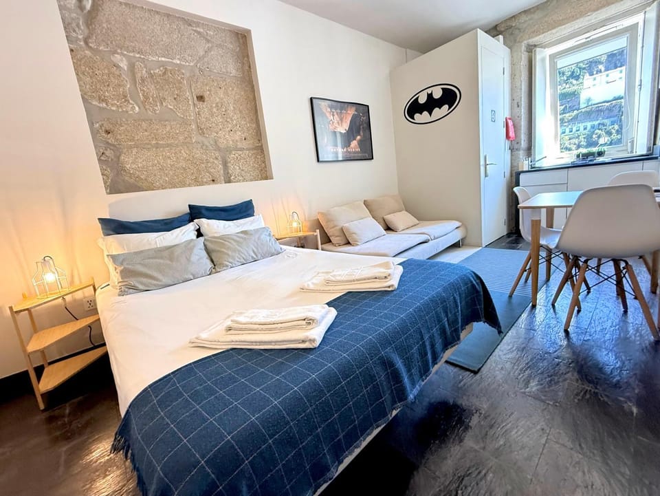 Bed, Living room, Photo of the whole room, Seating area, Dining area, Bedroom, towels