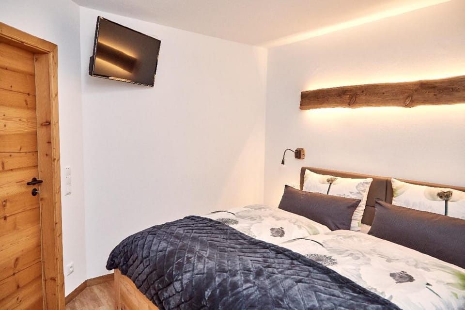 Bed, TV and multimedia, Bedroom