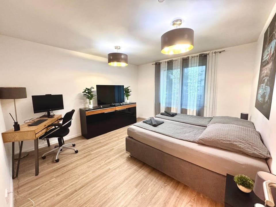 Bed, TV and multimedia, Photo of the whole room, Bedroom