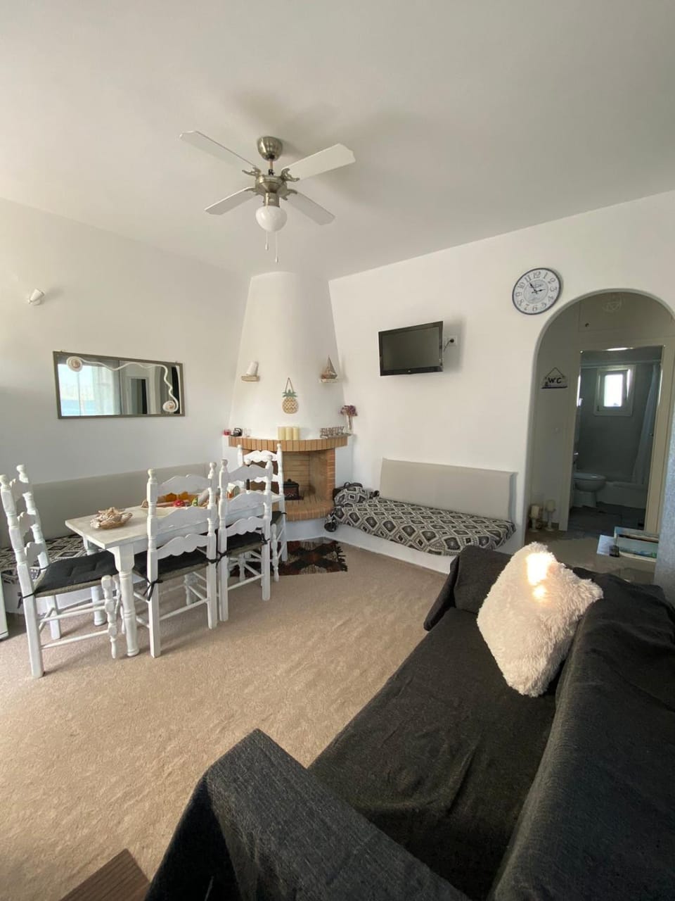 TV and multimedia, Living room, Seating area, Dining area