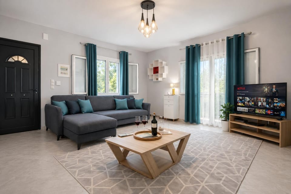 Property building, Communal lounge/ TV room, Summer, TV and multimedia, Living room