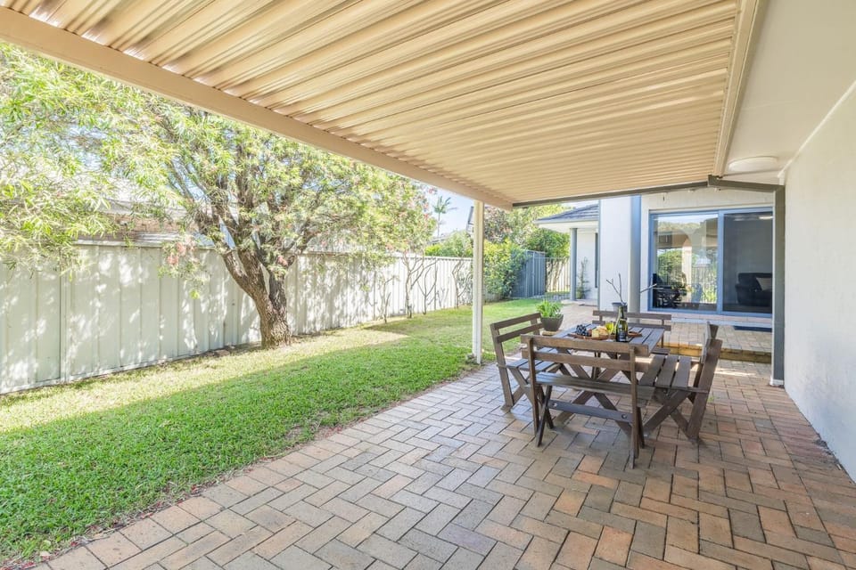 1-94 Rocky Point Rd - Duplex with Aircon, Wifi and Short Walk To The Sports Club House in Fingal Bay
