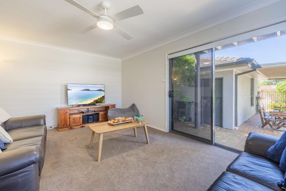 1-94 Rocky Point Rd - Duplex with Aircon, Wifi and Short Walk To The Sports Club House in Fingal Bay