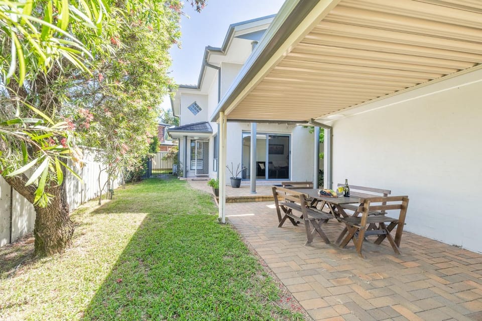 1-94 Rocky Point Rd - Duplex with Aircon, Wifi and Short Walk To The Sports Club House in Fingal Bay