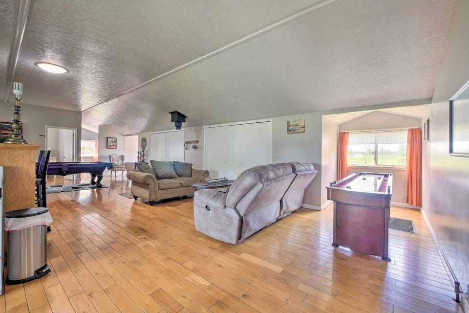 Loft Unplugged w/ Outdoor Space in Amish Country! House in Lake Erie