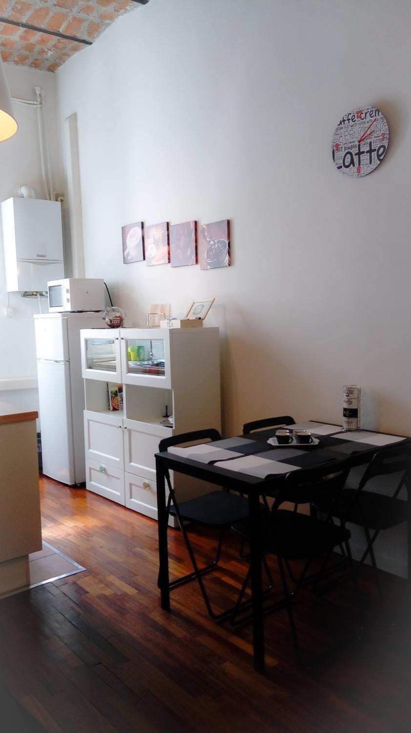 Kitchen or kitchenette, Dining area