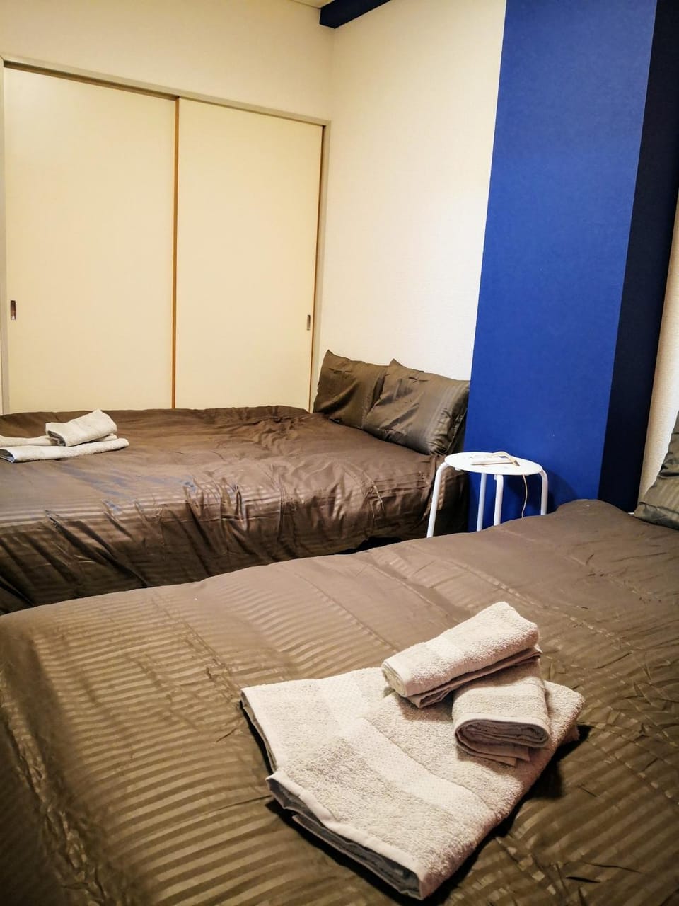 Bed, Bedroom, towels