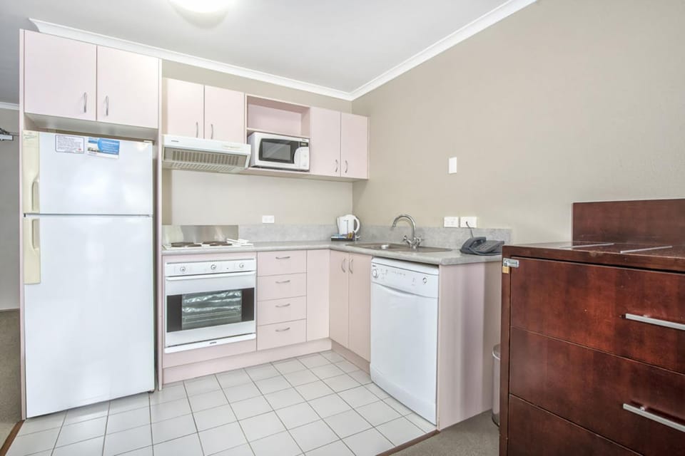 Kitchen or kitchenette, dishwasher, minibar, stove