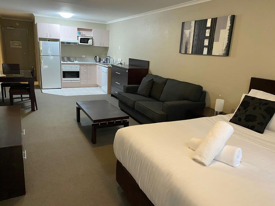 Bed, Kitchen or kitchenette, Living room, Photo of the whole room, Seating area, Dining area