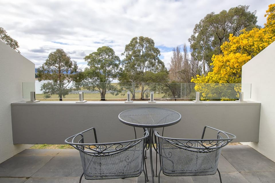 View (from property/room), Balcony/Terrace, Lake view