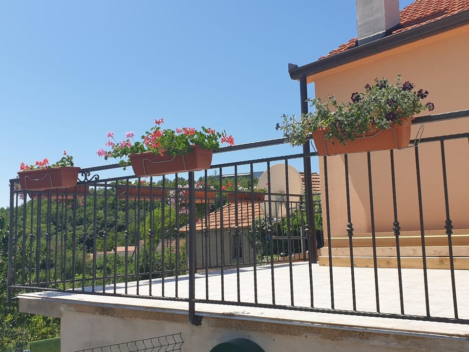 Property building, Balcony/Terrace, Balcony/Terrace