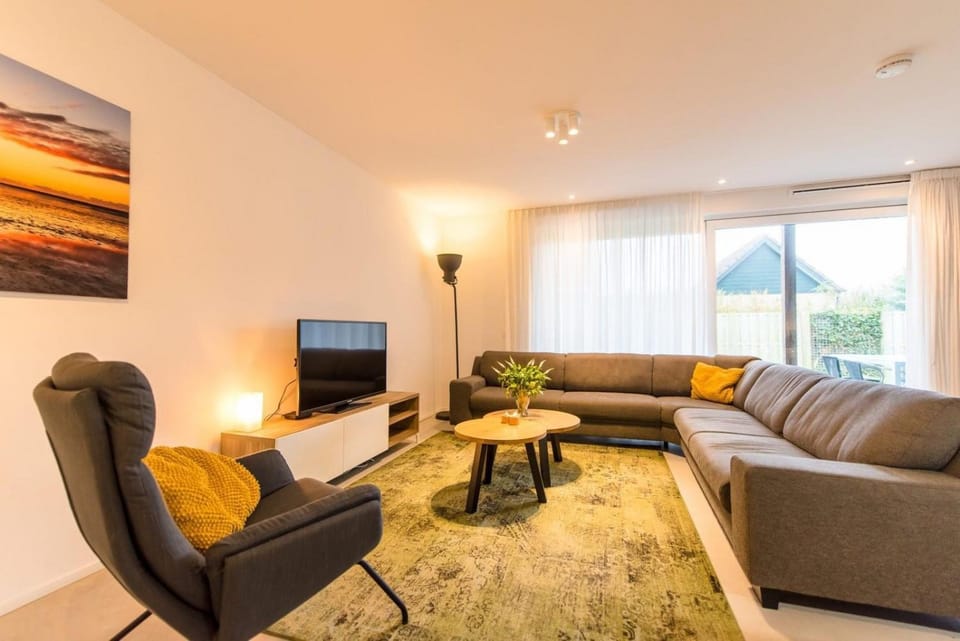 Communal lounge/ TV room, TV and multimedia, Living room, Seating area, Evening entertainment