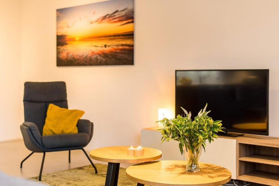 Communal lounge/ TV room, TV and multimedia, Living room, Seating area, Evening entertainment