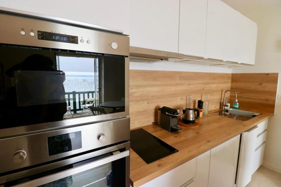 Comfortable, renovated Studio in top Cap Ferret location, 1st line with bay view Apartment in La Teste-de-Buch