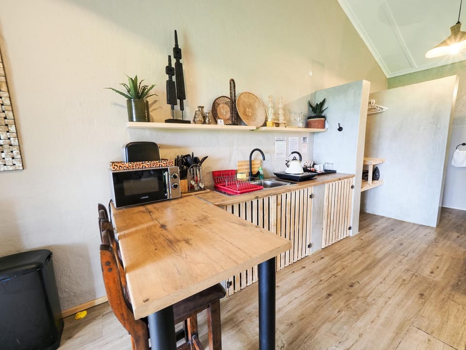 Coffee/tea facilities, Kitchen or kitchenette, stove