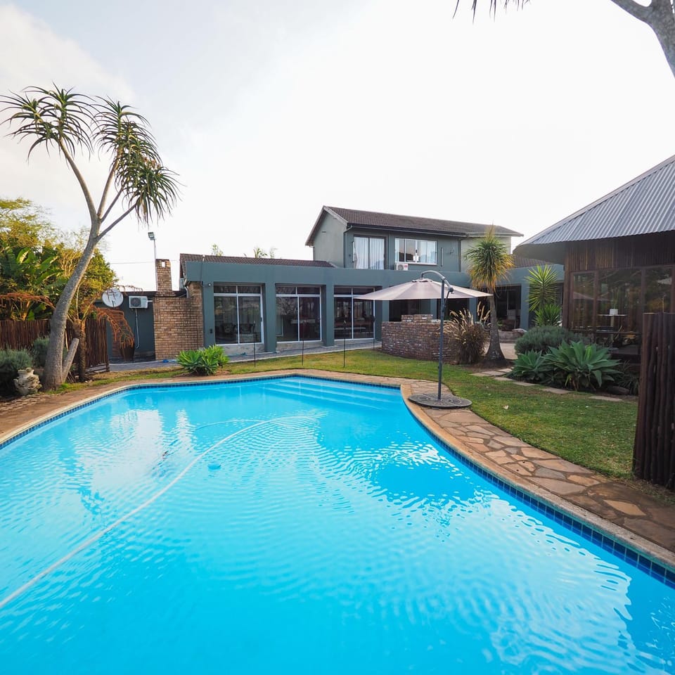 Property building, Day, Garden, Pool view, Swimming pool