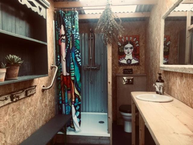 The Oaks Glamping - Magpie Half Shepherds Hut Campground/ 
RV Resort in Breckland District