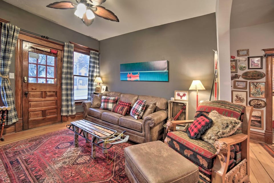 Walk to Waterfront: Dtwn Sturgeon Bay Retreat! Apartment in Sturgeon Bay