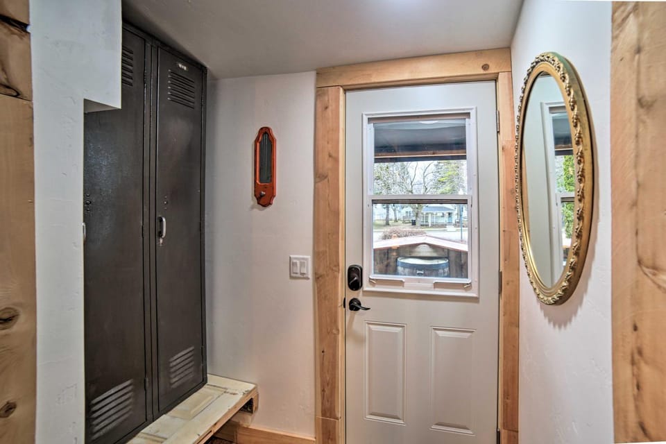 Steps to Waterfront & Dtwn: Sturgeon Bay Escape! Apartment in Sturgeon Bay
