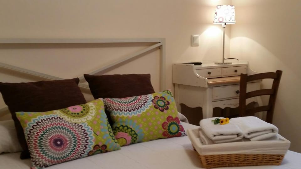 Bed, Photo of the whole room, Decorative detail