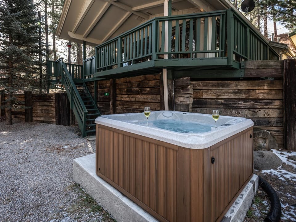 Property building, Natural landscape, Hot Tub, Balcony/Terrace